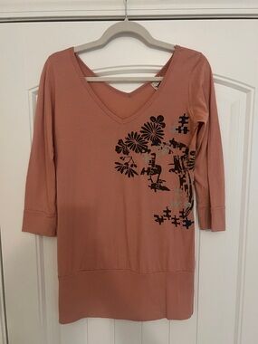 Lost Women’s Dusty Rose V-Neck Tunic with Flower/Puzzle design. Sz L 3/4 Sleeves